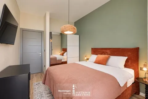 Moderna i uredna spavaća soba sa bračnim krevetom i garderoberom. - image 9