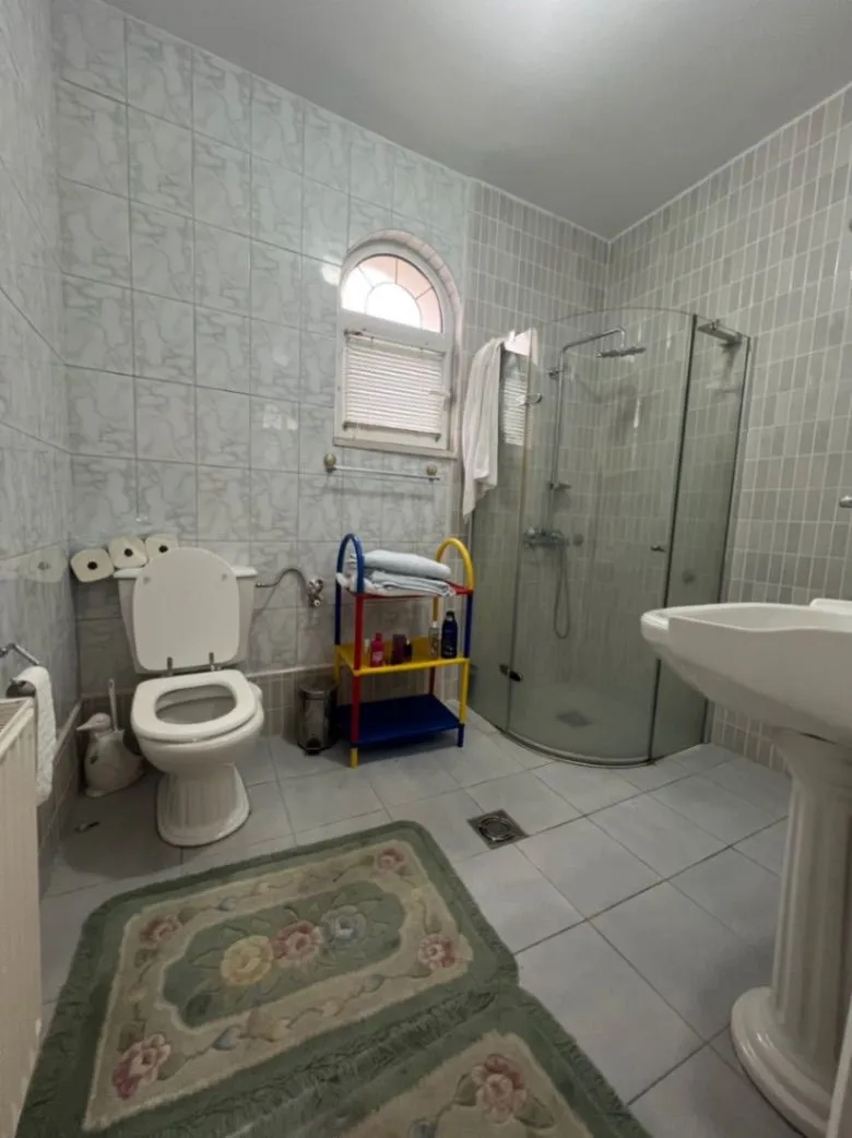 Izdavanje, kuća, 350m², Zlatica, Podgorica