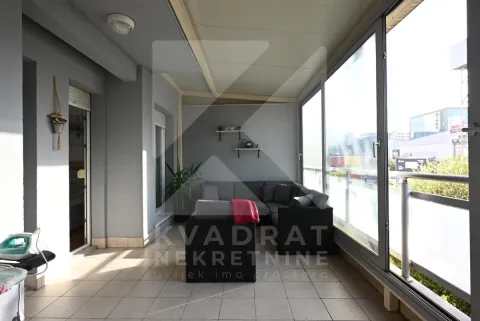 Zastakljena terasa sa garniturom za sjedenje i pogledom na okolinu. - image 9