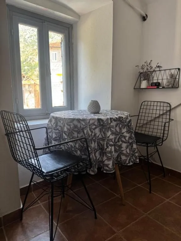 Izdavanje, garsonjera, 23m², Risan, Kotor