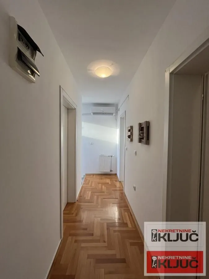 Prodaja, četvorosoban stan, 77m², Bulevar patrijarha Pavla, Novi Sad Sve Podlokacije