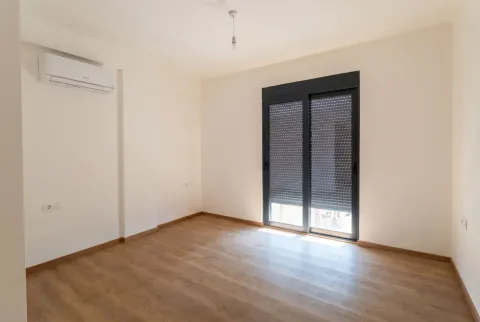 Prazna svijetla soba sa drvenim podom i klima uređajem. - image 4