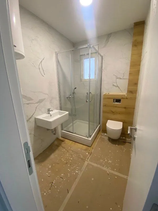Newly equipped bathroom with a shower cabin and sanitary ware.