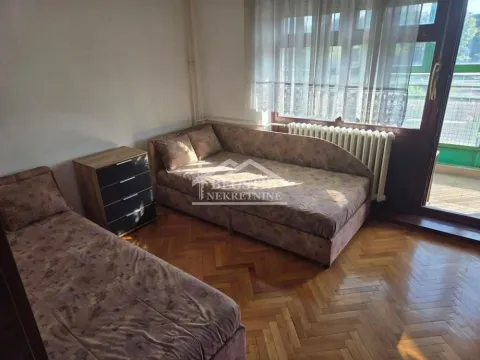 Spavaća soba sa dva kreveta i izlazom na terasu. - image 13