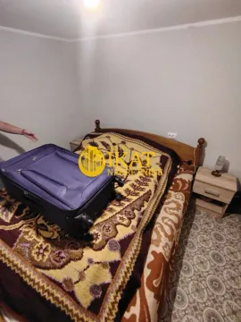 Spavaća soba sa krevetom i putnom torbom. - image 7