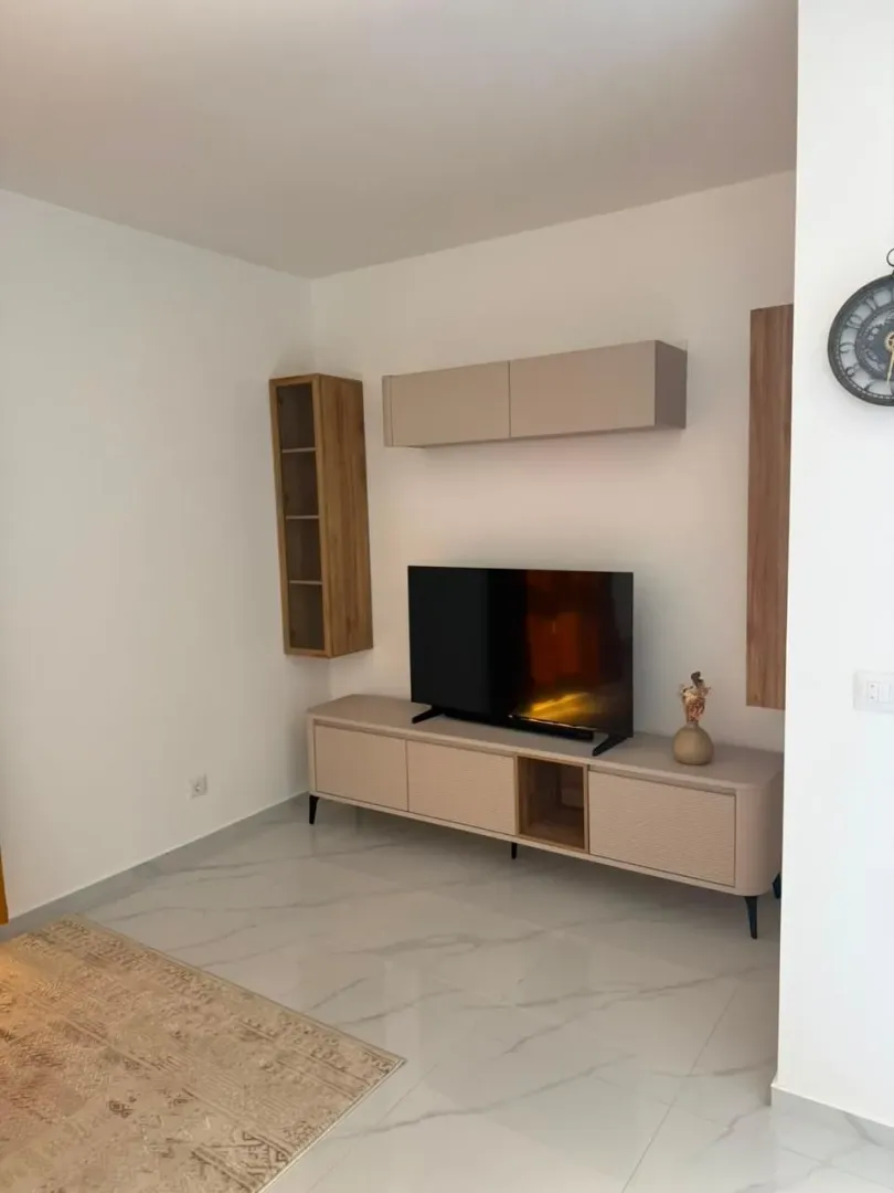 Living room with a TV cabinet and wall-mounted units.