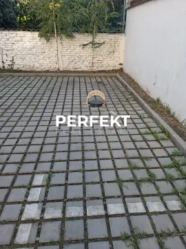 Popločani parking prostor sa preprekom za rezervaciju mesta. - image 14