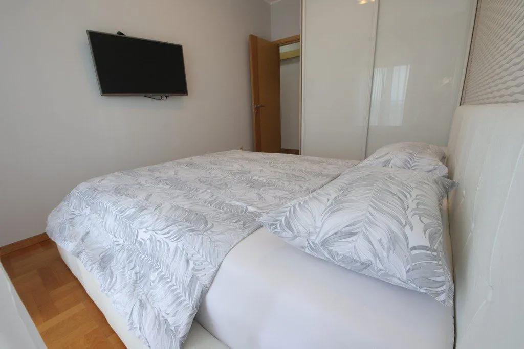 Izdavanje, dvosoban stan, 65m², Blok 6, Podgorica