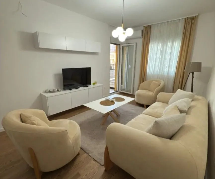 Izdavanje, jednosoban stan, 45m², Pobrežje, Podgorica