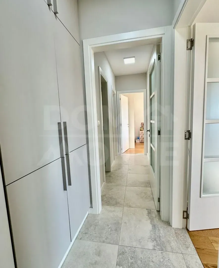 Izdavanje, dvosoban stan, 67m², Tivat, Crna Gora