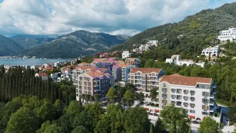 Pogled iz vazduha na stambeni kompleks sa zelenilom i okruženjem. - image 4