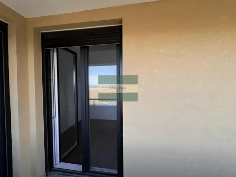 Pogled na terasu i balkonska vrata sa tamnom stolarijom. - image 17