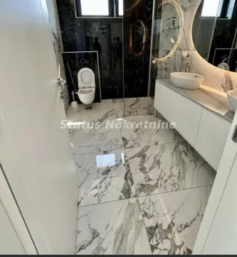 Moderno kupatilo sa tuš kabinom, konzolnom šoljom i umivaonikom. - image 13