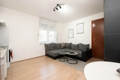 Dnevna soba sa ugaonom garniturom, stočićem i prozorom. - image 2