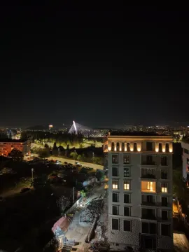 Noćni pogled sa terase na grad i osvijetljeni most. - image 7