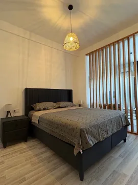 Moderna spavaća soba sa bračnim krevetom i drvenim pregradnim paravanom. - image 4