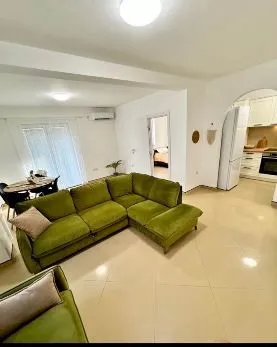 Izdavanje, trosoban stan, 100m², Centar, Budva
