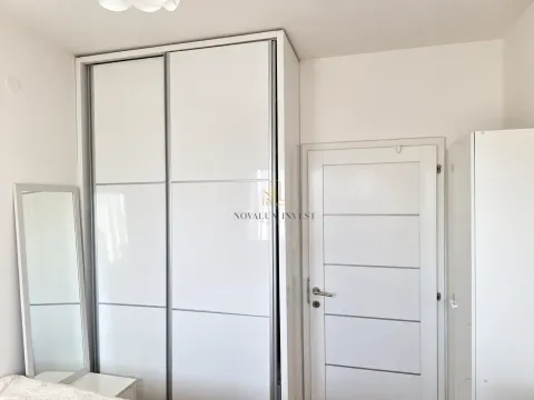 Bijeli ugradni plakar sa kliznim vratima i ogledalom u spavaćoj sobi. - image 6