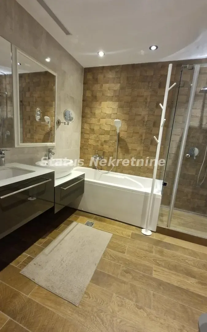 Prodaja, četvorosoban stan, 113m², Centar, Novi Sad