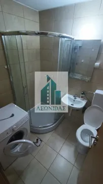 Kupatilo opremljeno tuš kabinom, umivaonikom, wc šoljom i veš mašinom. - image 8