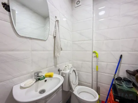 Kupatilo sa umivaonikom, ogledalom i toalet šoljom. - image 3