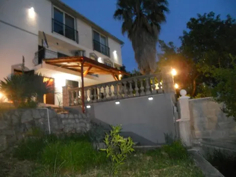 Izdavanje, kuća, 150m², Dobra Voda, Budva - image 11