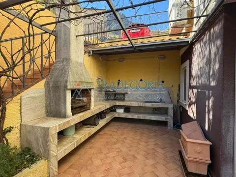 Natkriveni dio dvorišta sa zidanim roštiljem i radnom površinom. - image 4