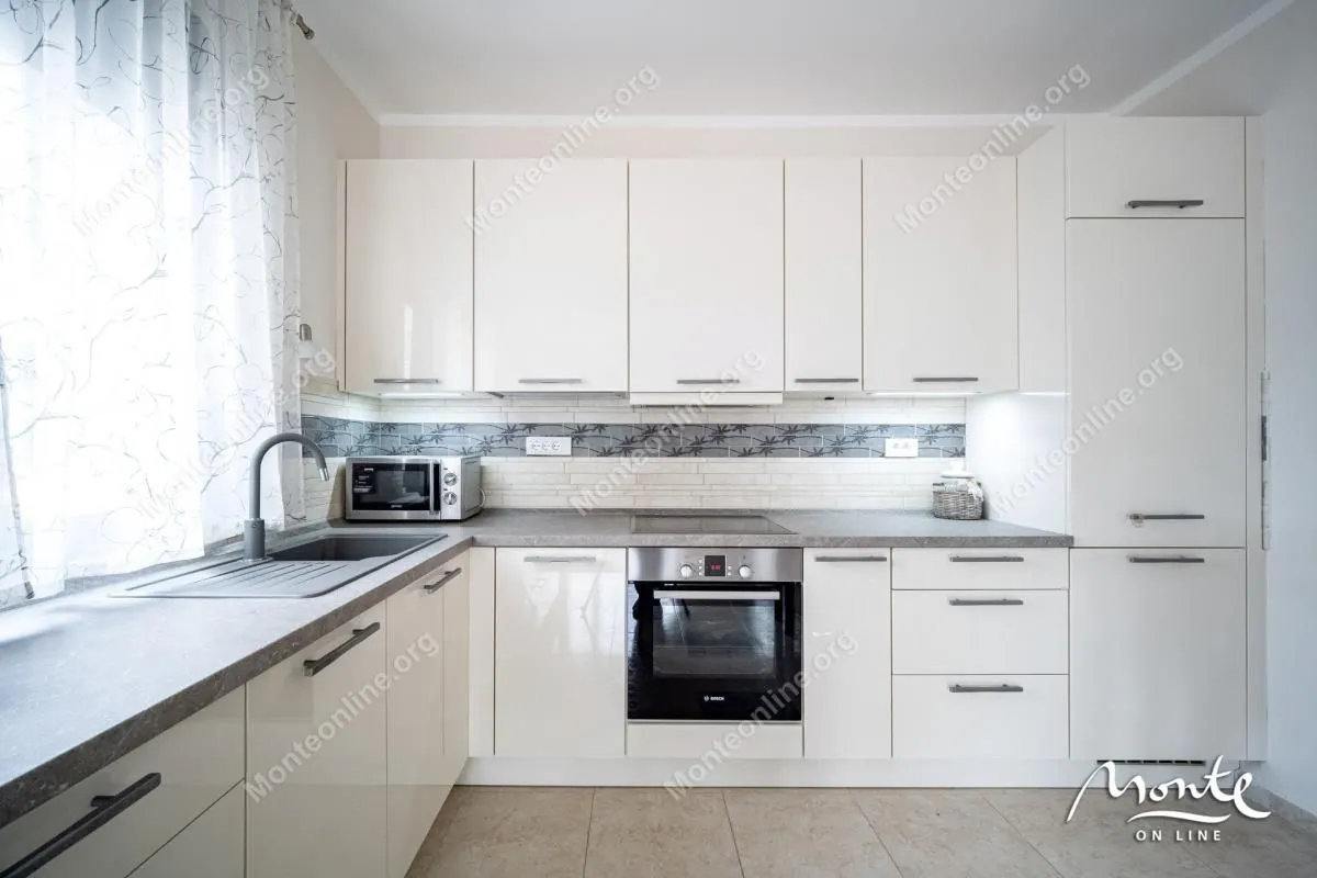 Prodaja, dvosoban stan, 109m², Dobrota, Kotor