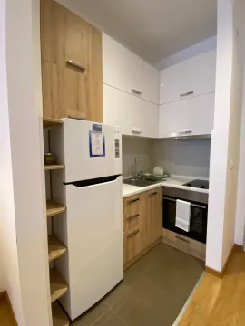 Manja opremljena kuhinja sa bijelim i drvenim elementima. - image 5