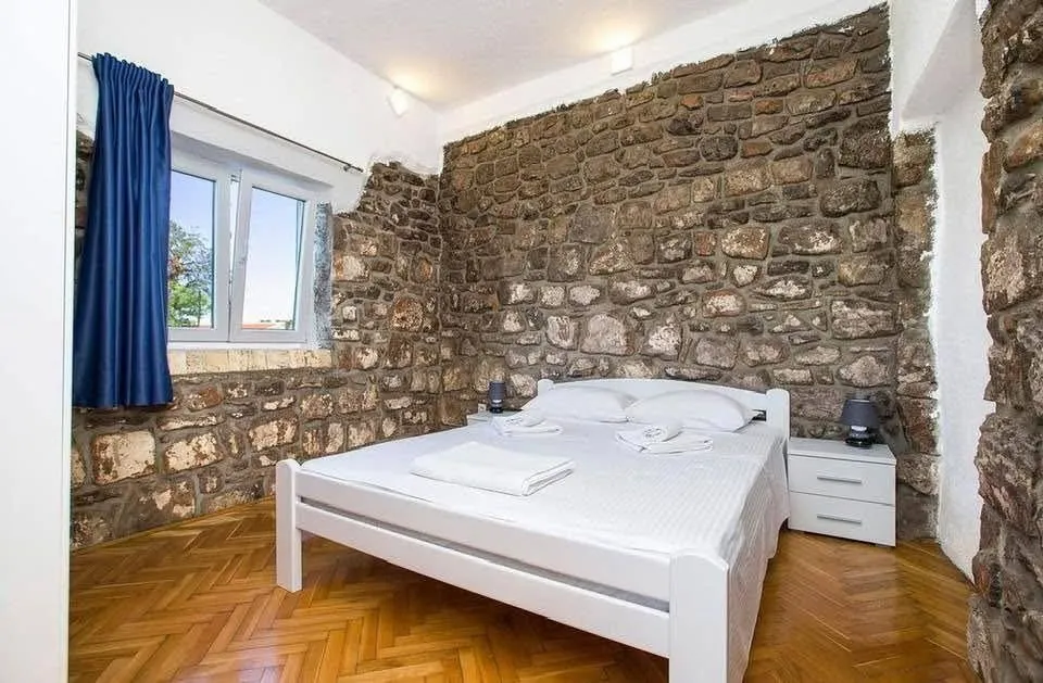 Izdavanje, kuća, 110m², Đuraševići, Tivat
