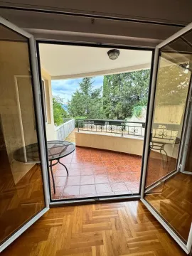 Pogled kroz otvorena balkonska vrata na terasu i zelenilo. - image 4