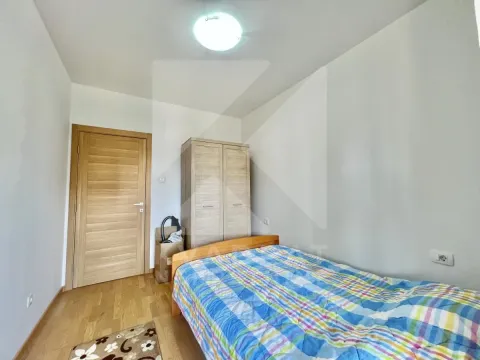 Manja spavaća soba sa krevetom i ormarom. - image 6