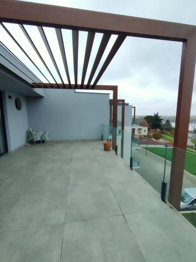 Izdavanje, četvorosoban stan, 200m², Sremska Kamenica, Petrovaradin