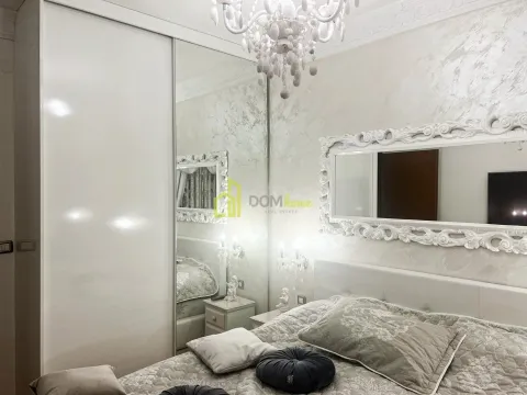 Prostrana spavaća soba sa bračnim krevetom, velikim garderoberom sa ogledalom i ukrasnim lusterom. - image 11