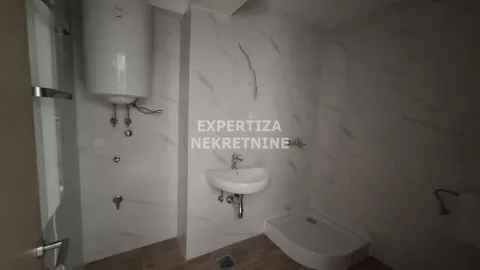 Manje kupatilo sa tuš kabinom, umivaonikom i bojlerom. - image 4