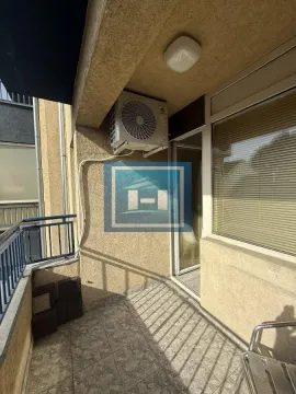 Manji popločani balkon sa spoljnom jedinicom klima uređaja. - image 4