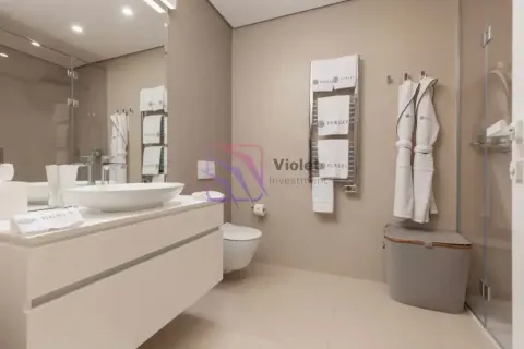 Moderno opremljeno kupatilo sa umivaonikom, tuš kabinom i sanitarijama. - image 10