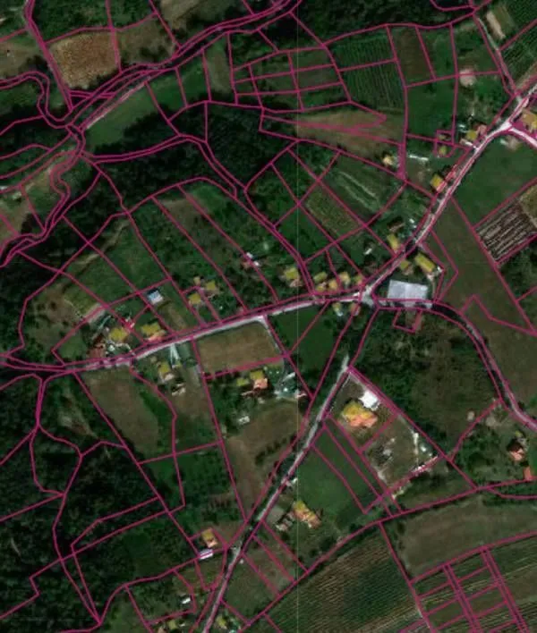 Katastarski plan prikazuje granice parcela sa okolnim zelenilom i putevima.