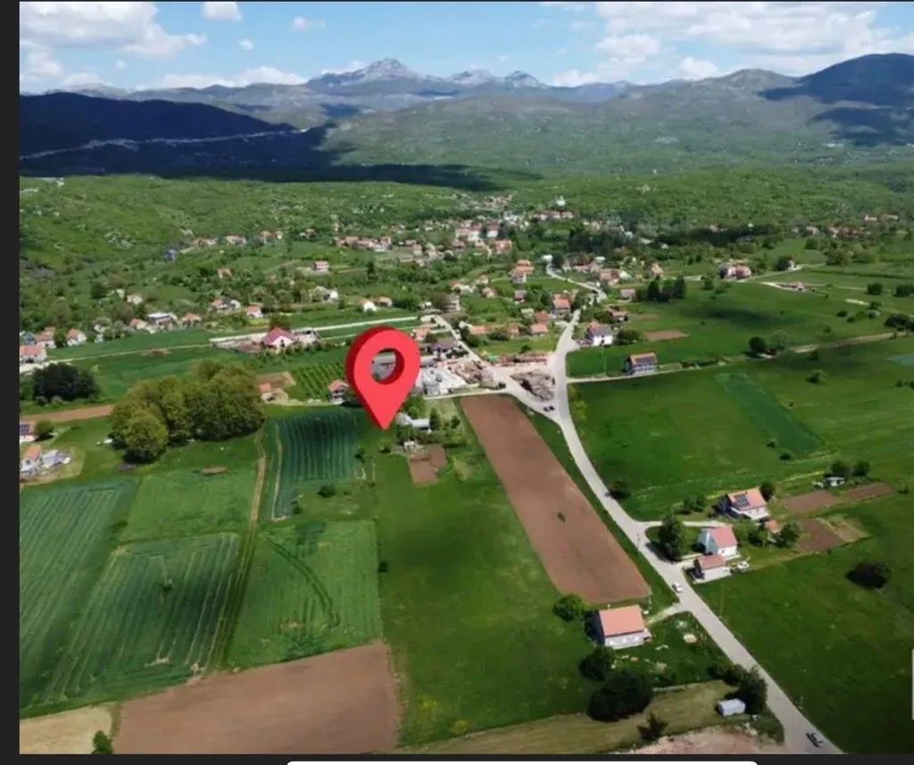 Pogled iz vazduha na lokaciju imanja sa ucrtanom pozicijom.