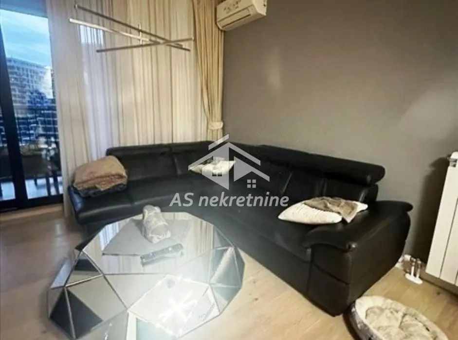 Izdavanje, trosoban stan, 84m², Savski Venac, Beograd