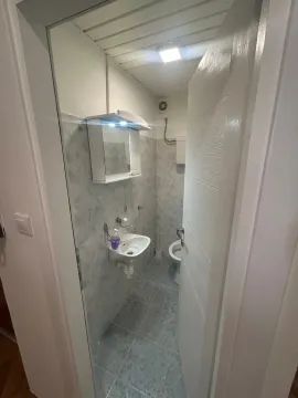 Manje kupatilo sa umivaonikom, ogledalom i toaletom. - image 6