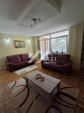 Dnevna soba sa garniturom za sedenje i stočićem. - image 3