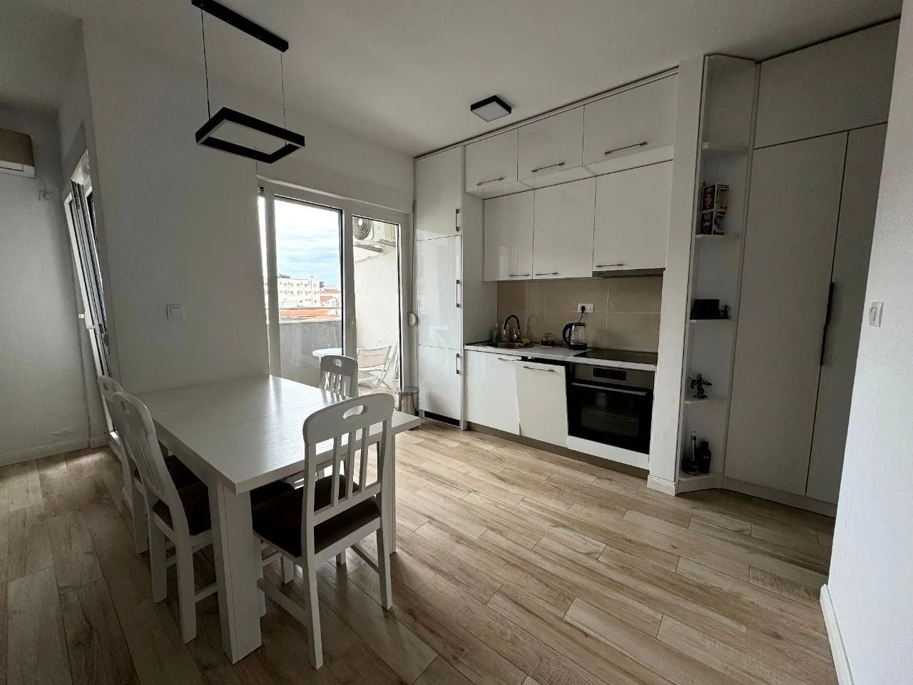 Izdavanje, jednosoban stan, 47m², Budva, Crna Gora