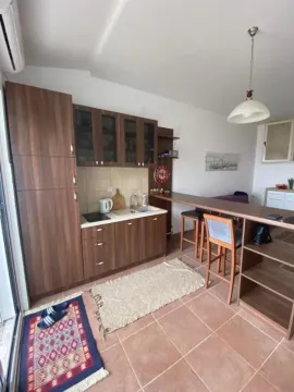 Manja kuhinja u braon tonovima sa šankom i barskim stolicama. - image 10