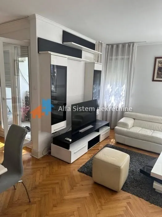 Izdavanje, četvorosoban stan, 100m², Kalenić Pijaca, Vračar Sve Podlokacije