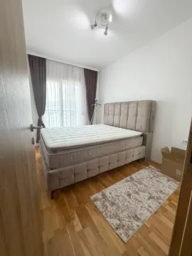 Spavaća soba sa bračnim krevetom i prozorom sa zavjesama. - image 2