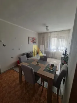 Dnevni boravak sa trpezarijskim stolom i stolicama. - image 8