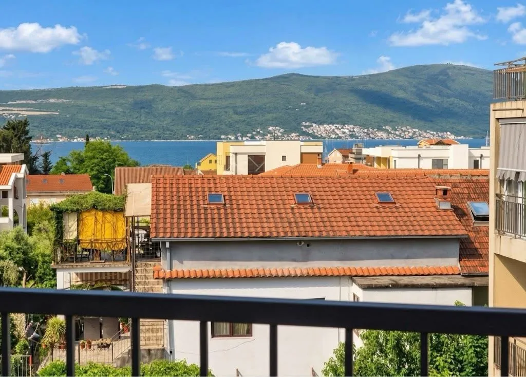 Pogled sa terase na more i okolne objekte.