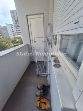 Manji balkon sa sušačem za veš i vratima. - image 10