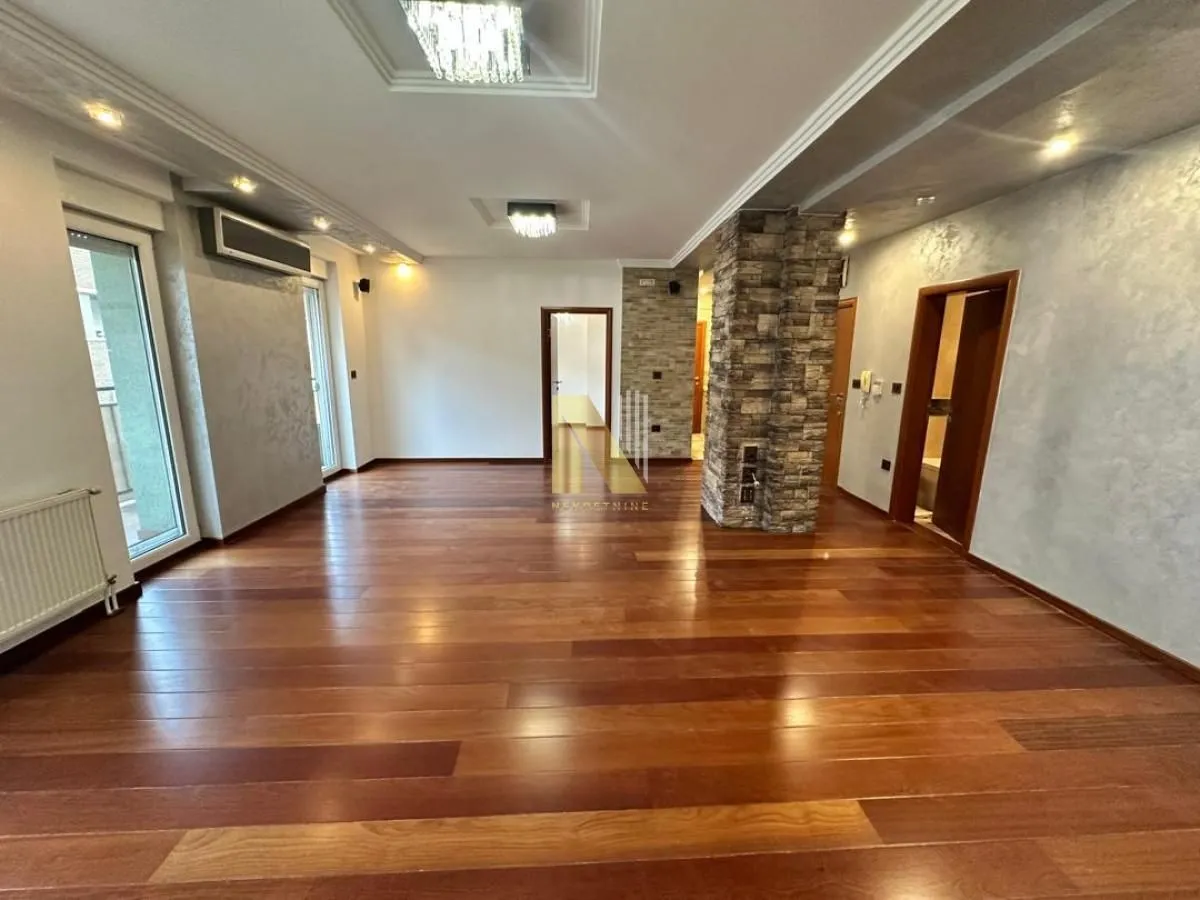 Prodaja, četvorosoban stan, 126m², Bulevar Oslobodjenja, Novi Sad Sve Podlokacije